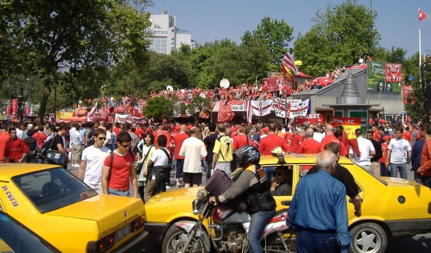 İstanbul'un meydanlarına sokak stadyumları!