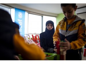 Suriyeli anne yaşamını "cam kemik" hastası oğluna adadı