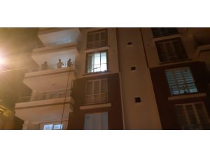 Yatak odasında çıkan yangında 2 kişi dumandan etkilendi