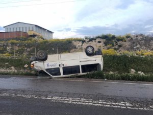 Minibüs yoldan çıktı: 2 yaralı