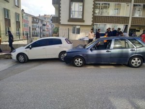 Park halindeki otomobile çarptı, 3 yaralı