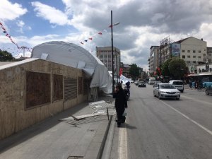 Şiddetli rüzgar, iftar çadırını uçurdu
