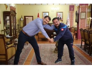 Vali, makamında güreş tuttu