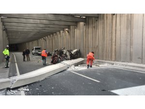 Kamyon kasasındaki hurda otomobiller tünelin beton blokunu yıktı