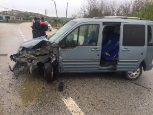 Otomobil ile kamyonet çarpıştı, 1 çocuk yaralandı