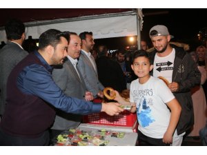 Bakan Çavuşoğlu memleketi Alanya’da vatandaşa simit ikram etti