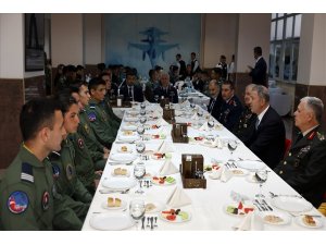 Bakan Akar ve Komutanlar Genç Kartallar Haftası’nda Harbiyelilerle iftar yaptı