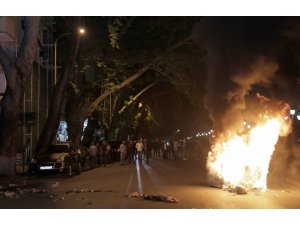 Arnavutluk’ta hükumet karşıtı protestolarda arbede: 13 polis yaralandı