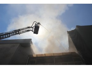 Klimadan çıkan yangında dumanlar gökyüzünü kapladı