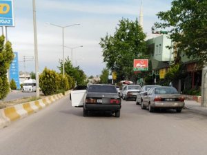 Trafikte kapısı açık seyreden otomobil tehlikeye davetiye çıkardı