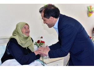 Güler, annelerin elini öpüp hayır duası aldı