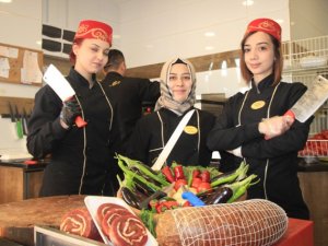 Üniversiteli kadın kasaplar, alışverişe geldiler kasap oldular