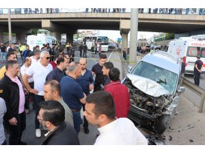 İşçileri taşıyan midibüs ticari araçla çarpışıp yan yattı: 1 ölü, 9 yaralı