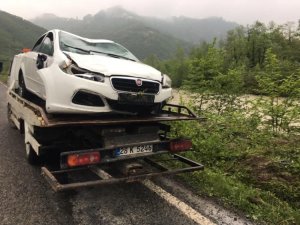 Otomobil dereye uçtu, sürücü aracın tavanında kurtarılmayı bekledi