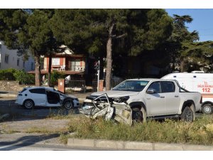 İzmir’de otomobil ile kamyonet çarpıştı: 2 yaralı