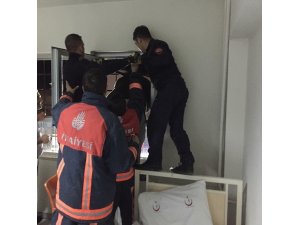 Başı demir korkuluklara sıkışan şahıs kurtarıldı