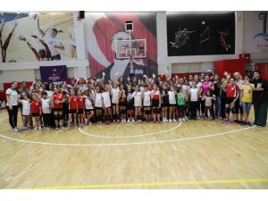 Filenin minik sultanları anneleriyle voleybol oynadı