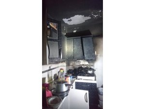 Sahurda ocakta unutulan yemek nedeniyle yangın çıktı
