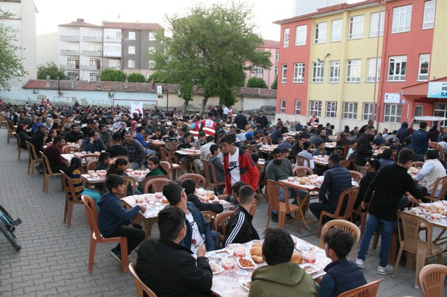 Kulu’da Bin 200 kişiye iftar yemeği verildi