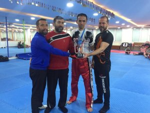 Ayakkabı tamircisi kick boks Avrupa şampiyonu oldu