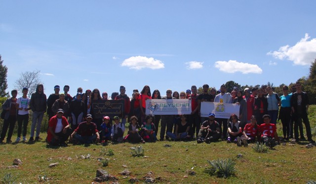 Beyşehir'de doğaseverler anneler için yürüdü