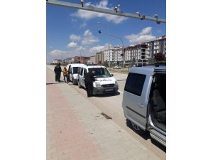 Seyir halindeki araca kurşun isabet etti
