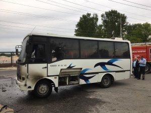 İşçileri taşıyan minibüs seyir halindeyken yandı