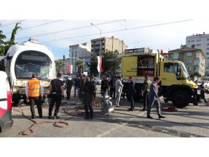Tır ile çarpışan tramvay raydan çıktı