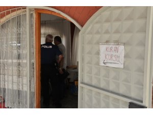 Sadaka paralarını çalıp içerde yemek yediler