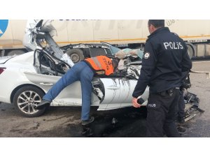 Hareket halinde uyuyan sürücü TIR’a arkadan çarptı