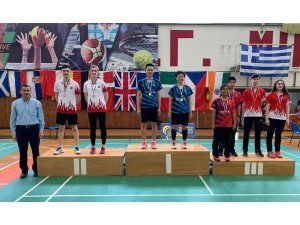 Genç badmintoncular başarıya doymuyor