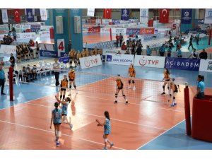 Voleybol Midiler Türkiye Şampiyonası Kocaeli’de başladı