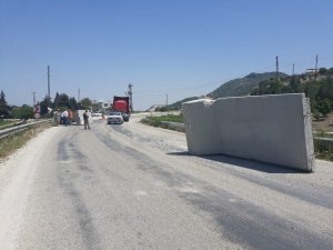 Sınıra götürülen duvar perdeler karayolunda devrildi