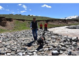 GÜNCELLEME - Kars'ta kaybolan 3 yaşındaki kızın dere kenarında eteği bulundu