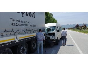 Park halinde ki tır’a arkadan çarptı