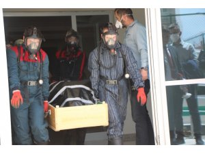 Bolu’da, evinde ölü bulunan yaşlı kadın, özel kıyafetlerle cenaze aracına taşındı