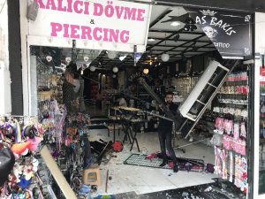 Otomobil dövmeciye daldı: 2 yaralı