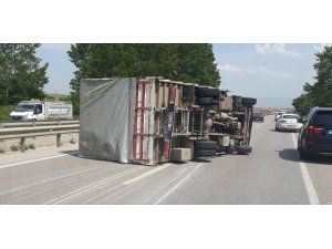 Lastikleri patlayan kamyonet devrildi