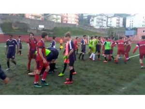 Kırmızı kartı yedi, rakibine uçan tekme attı