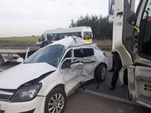 Kırmızı ışıkta geçen kamyon otomobili biçti:  1 ölü, 1 yaralı
