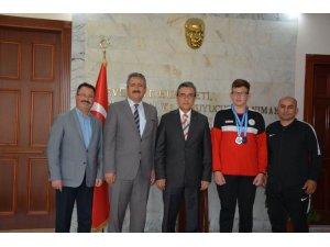 İşitme engelli lise öğrencisi, Kuşadası’nın gururu oldu