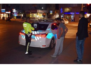 Kendini otomobil önüne atan genç kız yaralandı