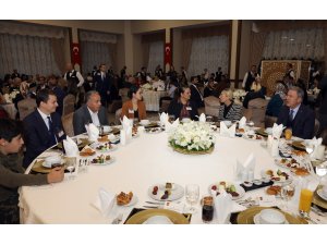 Akar ve komutanlardan şehit aileleri ile iftar