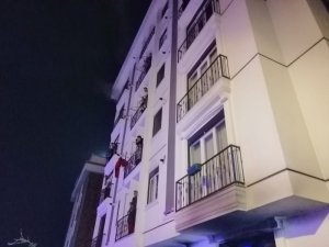 Yangında mahsur kalan vatandaşları itfaiye kurtardı