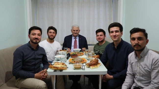 'Kankalarımla beraberiz'' Binali Yıldırım öğrencilerin davetini kırmadı...