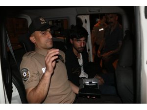 Otomobile giren hırsız suçüstü yakalandı