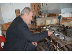 Kendi imkanlarıyla yaptıkları makinelerde cam kaşık üretip dünyaya satıyorlar