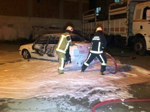 Park halindeki otomobil alev alev yandı