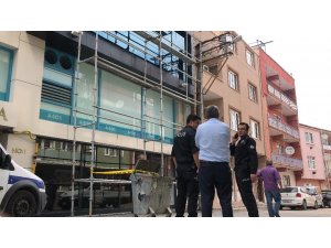 Camları silmek için iskeleye çıkan işçi asfalta çakıldı