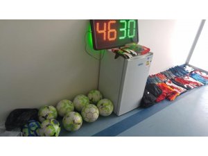 Futbol kulübünü soyan çocuklar maç yaparken yakalandı